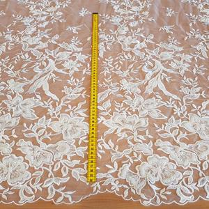 HAFT NA TIULU ZDOBIONY CEKINAMI I KORALIKAMI