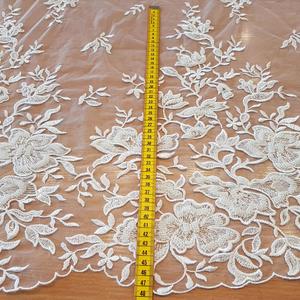 HAFT NA TIULU ZDOBIONY CEKINAMI I KORALIKAMI