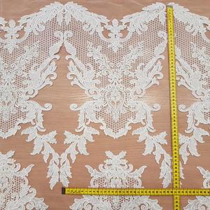 HAFT NA TIULU ZDOBIONY CEKINAMI I KORALIKAMI