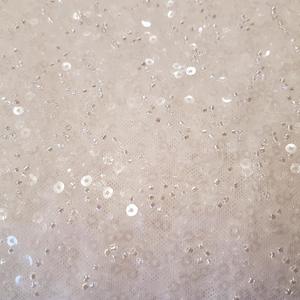 TIUL ZDOBIONY KORALIKAMI I CEKINAMI