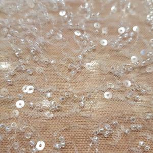 TIUL ZDOBIONY KORALIKAMI I CEKINAMI