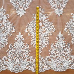 HAFT NA TIULU ZDOBIONY CEKINAMI