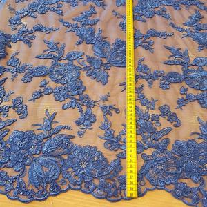 HAFT NA TIULU ZDOBIONY CEKINAMI