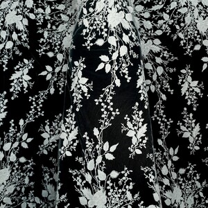 HAFT NA TIULU ZDOBIONY CEKINAMI