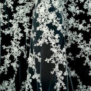 HAFT NA TIULU ZDOBIONY CEKINAMI