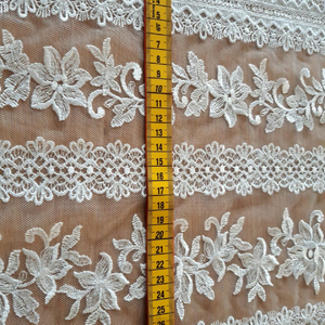 HAFT NA TIULU ZDOBIONY CEKINAMI