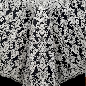 HAFT NA TIULU ZDOBIONY CEKINAMI