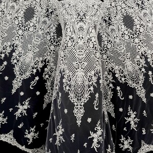 HAFT NA TIULU ZDOBIONY CEKINAMI