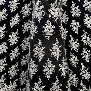 HAFT NA TIULU ZDOBIONY CEKINAMI