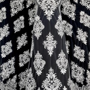 HAFT NA TIULU ZDOBIONY CEKINAMI