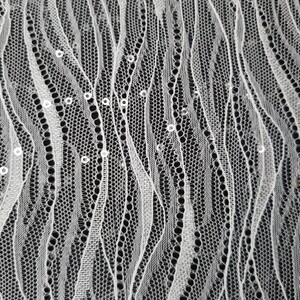 DELIKATNA KORONKA Z CEKINAMI