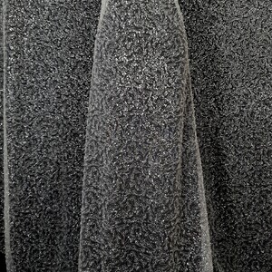 TIUL ZDOBIONY KORALIKAMI I CEKINAMI