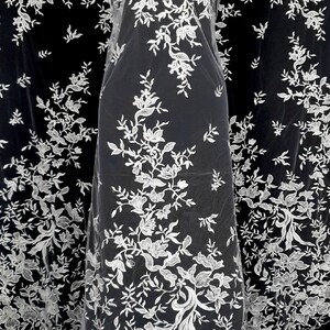 HAFT NA TIULU ZDOBIONY CEKINAMI I KORALIKAMI