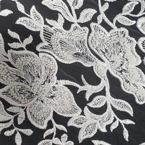 HAFT NA TIULU ZDOBIONY CEKINAMI I KORALIKAMI