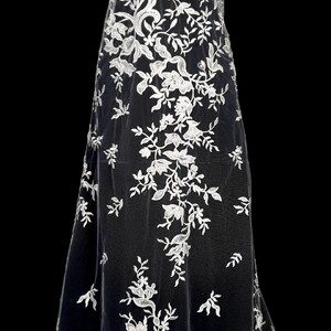 HAFT NA TIULU ZDOBIONY CEKINAMI I KORALIKAMI - 125110MA