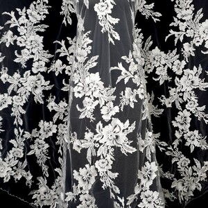 HAFT NA TIULU ZDOBIONY CEKINAMI