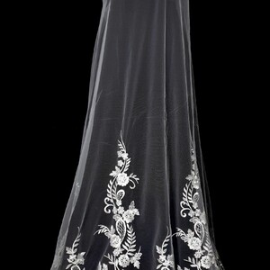 HAFT NA TIULU ZDOBIONY CEKINAMI (HAFT NA JEDNYM BRZEGU) - VB024