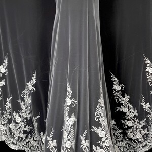 HAFT NA TIULU ZDOBIONY CEKINAMI (HAFT NA JEDNYM BRZEGU)