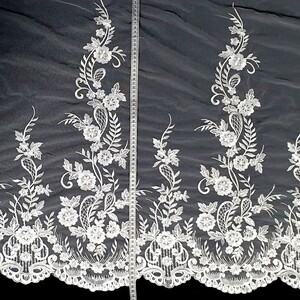 HAFT NA TIULU ZDOBIONY CEKINAMI (HAFT NA JEDNYM BRZEGU)