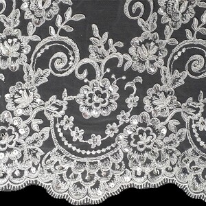 HAFT KODEROWY NA TIULU Z CEKINAMI