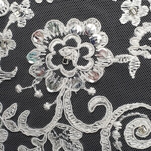 HAFT KODEROWY NA TIULU Z CEKINAMI