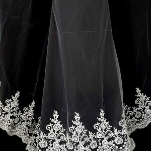 HAFT KODEROWY NA TIULU Z CEKINAMI