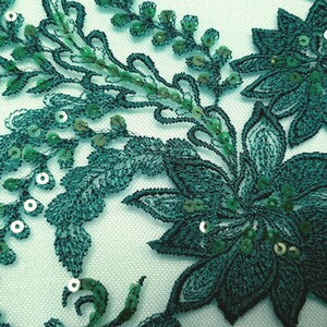 HAFT NA TIULU ZDOBIONY CEKINAMI