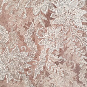 HAFT NA TIULU ZDOBIONY CEKINAMI