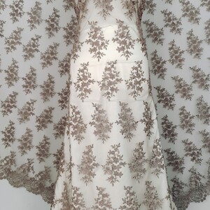 HAFT NA TIULU Z GIPIUROWYM BRZEGIEM