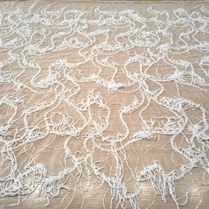 HAFT NA TIULU ZDOBIONY Z FRĘDZLAMI